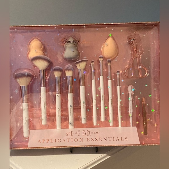Beauty Creations Other - Beauty Creations Makeup Brush Set with Sponges NWT in Box